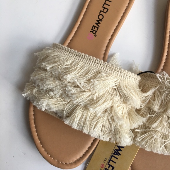 Wallflower White Fringe Slide Sandals New - Picture 2 of 3